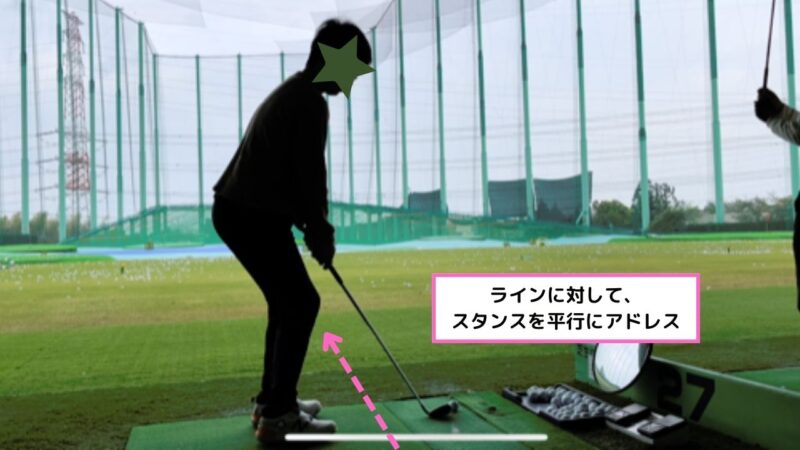 ゴルファーがラインを確認しながらアドレスしている。