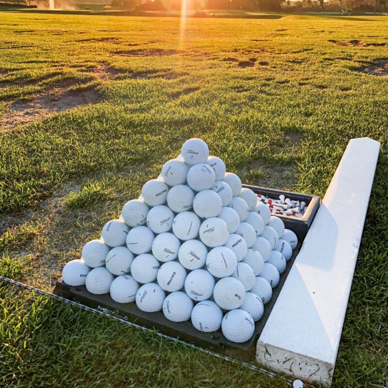 ゴルフ練習用のボールが積まれている。
