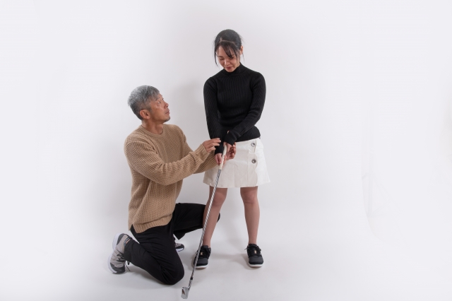 グリッププレッシャーについて指導を受ける女性。