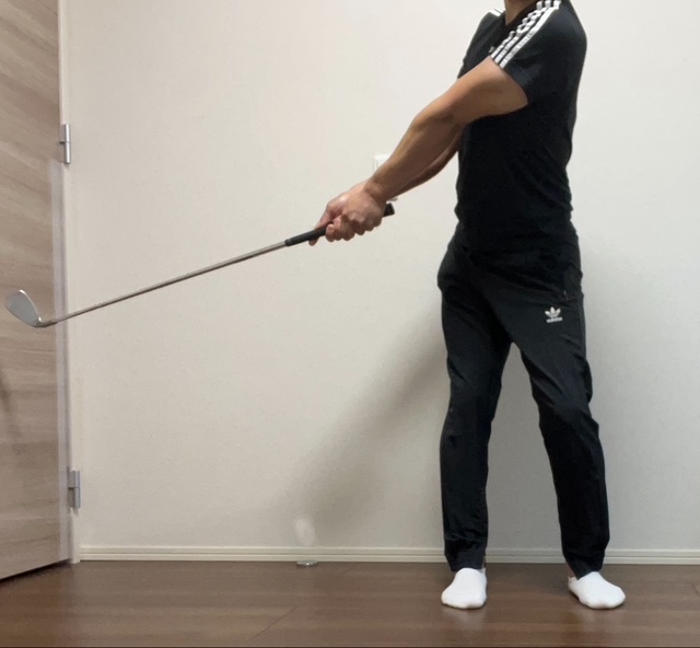 身体の回転だけで振るスイング。