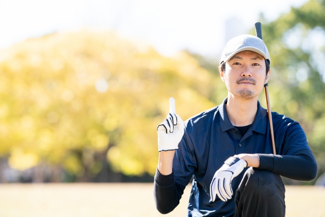 男性ゴルファーが人差し指を立てて1つのポイントを示している。