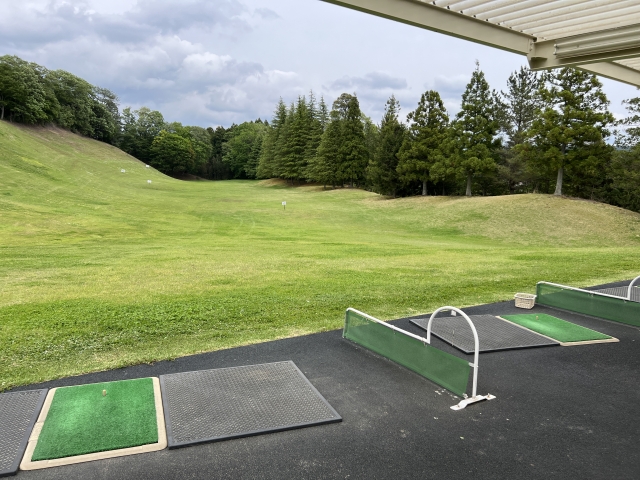 ゴルフ場の打球練習場。