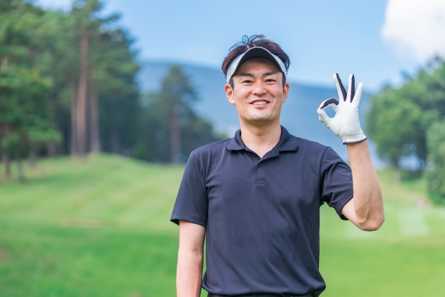 ゴルフウェアを着た男性。