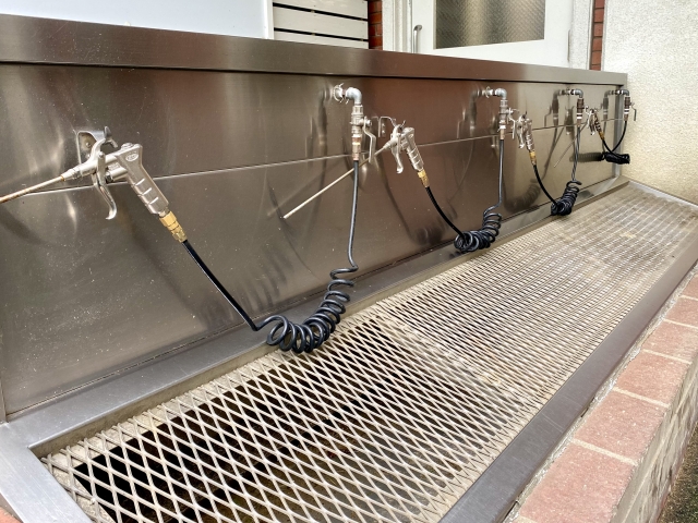 ゴルフシューズの芝を落とすエアコンプレッサー