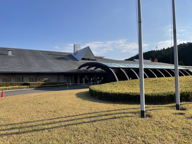 ゴルフ場のクラブハウス前。