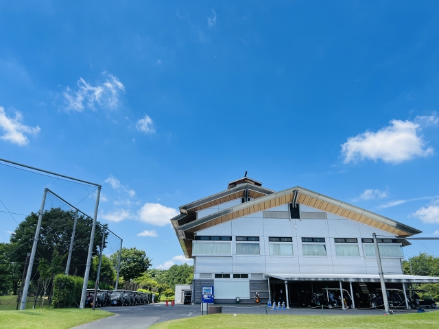 ゴルフ場のクラブハウス前。
