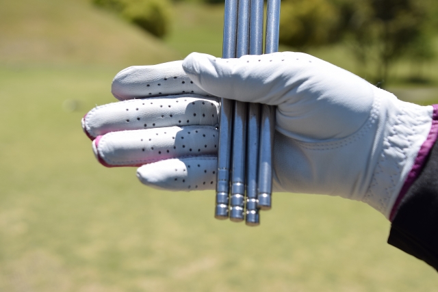 ゴルフのティーショットの順番を決める棒。