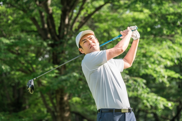 ゴルフが上手い男性のフォロースルー。