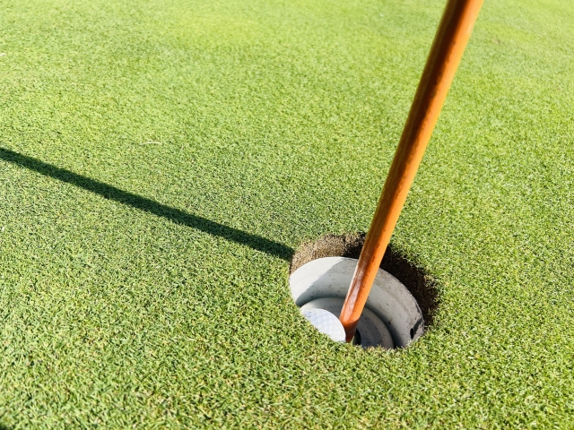 カップインしたゴルフボール。