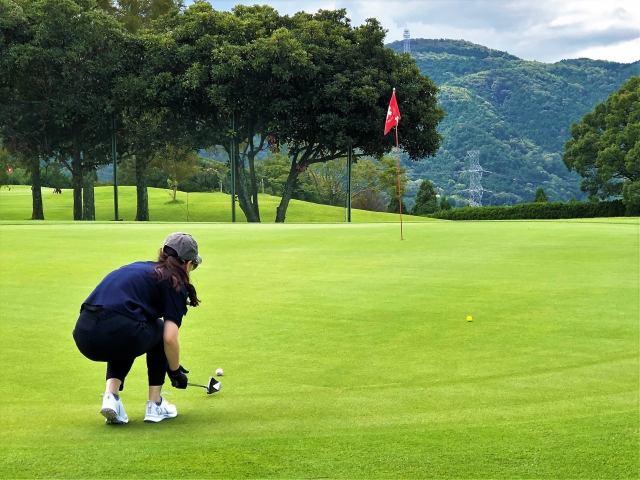 パターを打つ前に後方から方向を確認する。