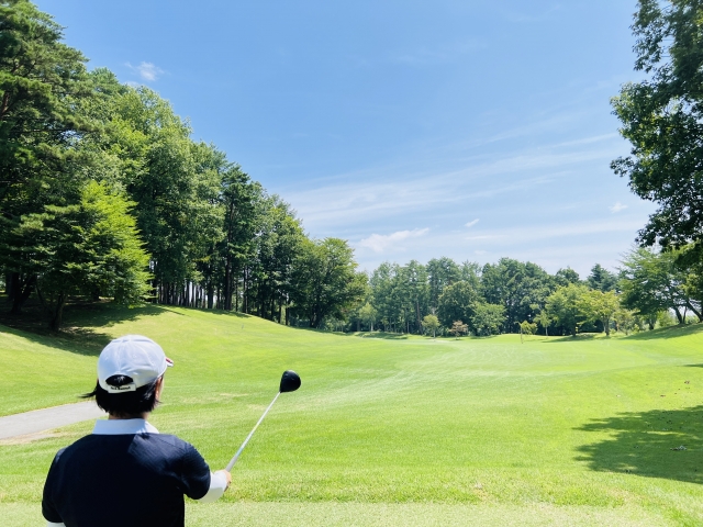 きっちりと几帳面に確認して、ゴルフのアドレスの方向を決めるゴルファー。