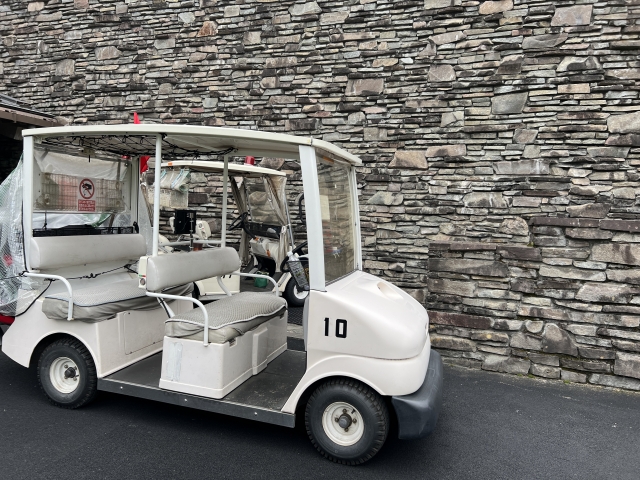 ゴルフ場のカート。