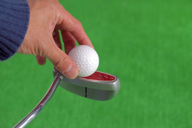パターでボールの芯を捉えている。