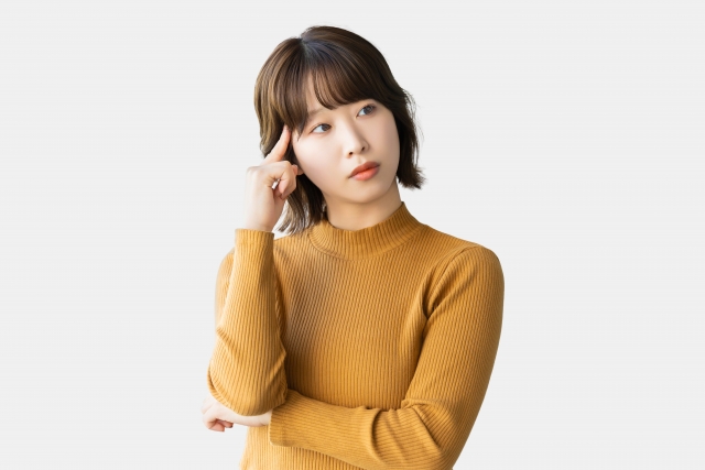 考えている女性。