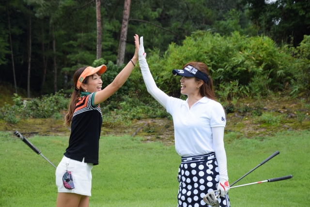 ハイタッチするゴルファー2人。