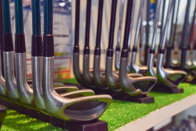 ゴルフショップに並ぶゴルフクラブ。