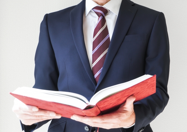 上手くなる方法を学ぶ男性。