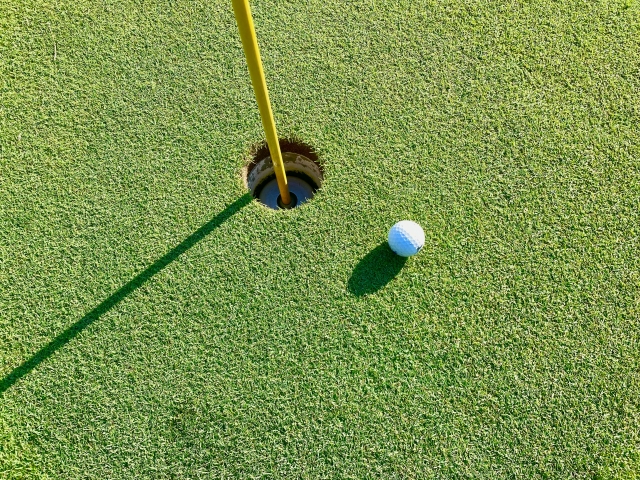 ピンの近くにあるゴルフボール