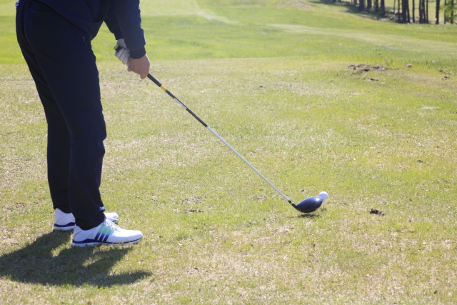 ショートティーを立ててティーショットをしようとしている。